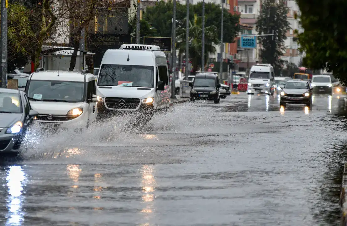 Antalya'da 40 Günlük Yağmur 4 Saatte Yağıyor! 5